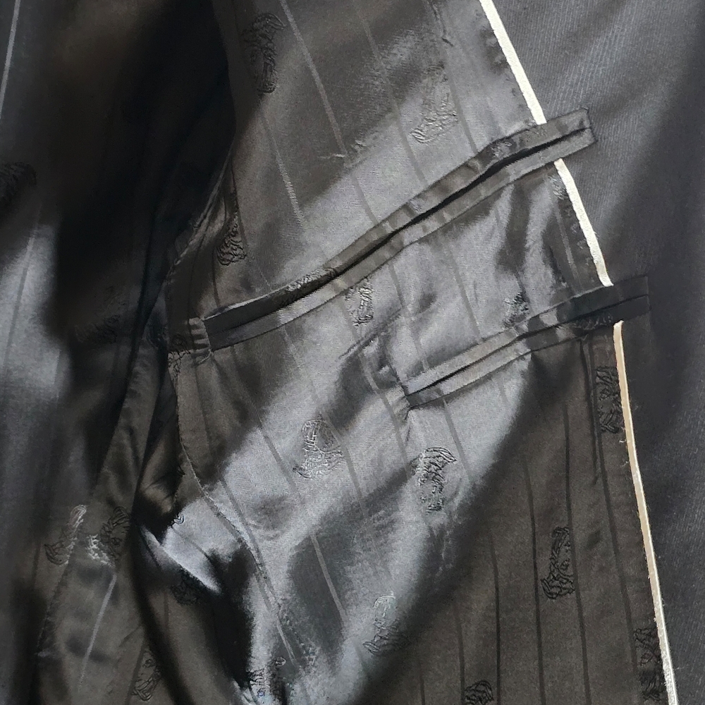 Timeless Vesace Suit with Notched Lapels - Picture 8 of 16